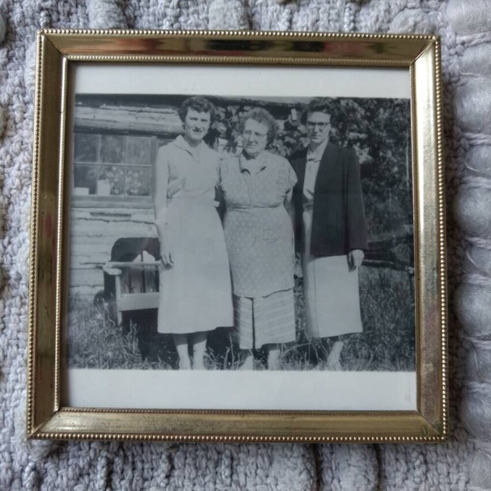 Vintage B&W 50s Photo of Ish, Mom, Helen - Log House, Benalto, Alberta